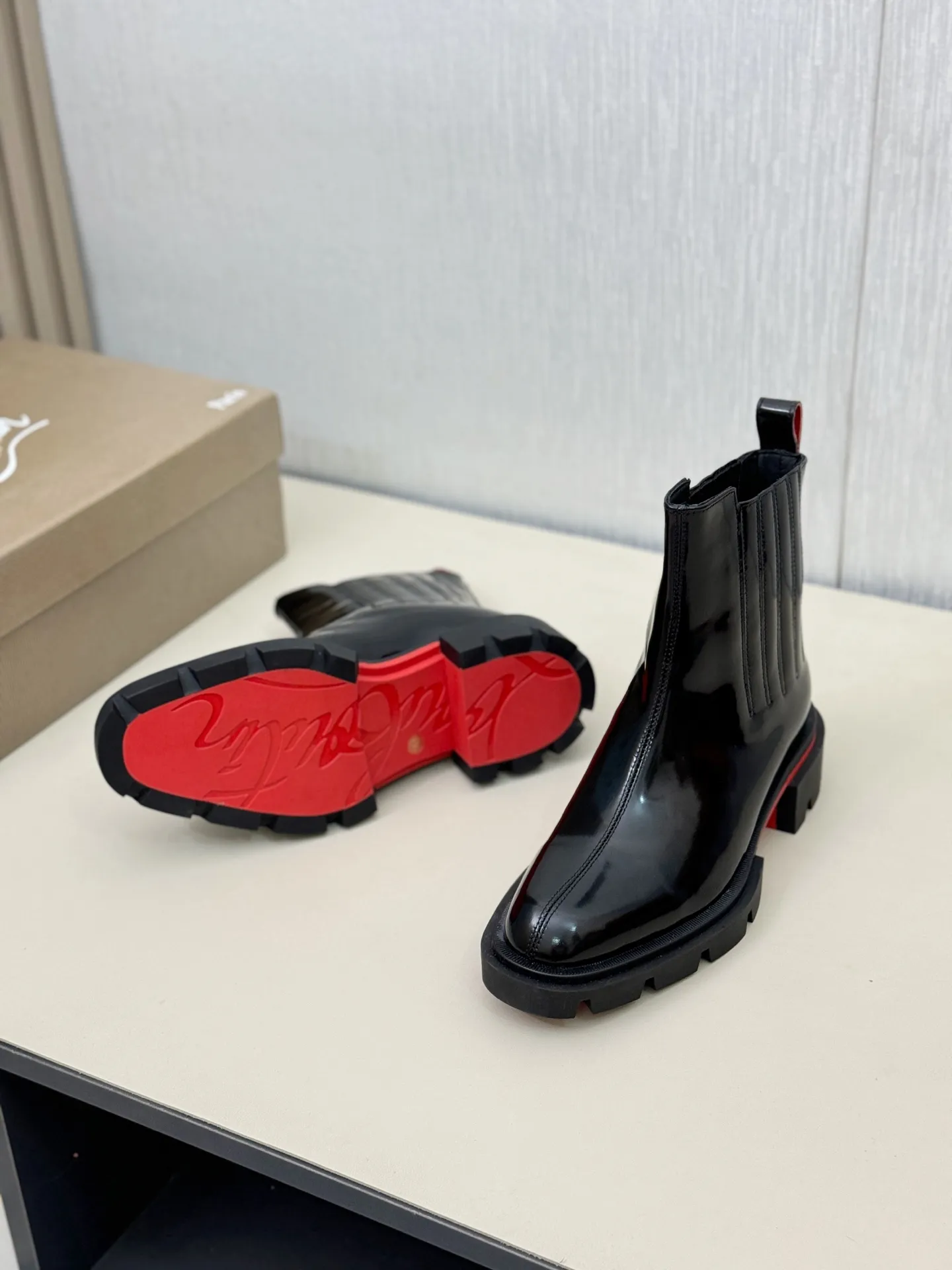 [CL～High-end men’s red-soled shoes] Top P: 940💰. Size: 39-44 (38.45.46 can be customized) 🆑Top original purchase agent Imported open-edge bead fabric and water-dyed cowhide inside 🉑️ Imported TPU rubber sole, wear-resistant and non-slip, full of European style.